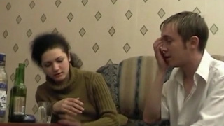 Русские мужики соблазняют пьяных девушек в сауне и начинают трахать из щели