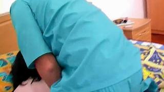 Озабоченный доктор жестоко отодрал свою пациентку в пизду