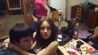 Русские студенты устроили групповую оргию с сексуальными играми