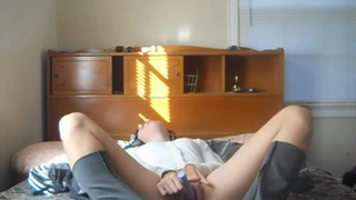 Похотливая девка записала домашнее видео своей мастурбации