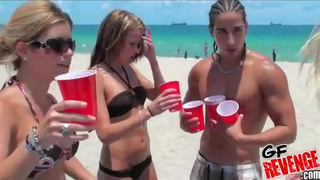 Горячие 18 летние девушки отдыхают на летнем пляже