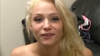 Милая блондинка решила стать секс моделью