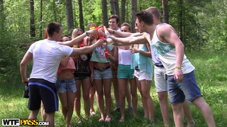 Русские студенты отметили сдачу сессии групповой еблей на природе