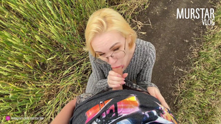 Русская блогерша отсосала пенис парня и трахнулась в киску на улице