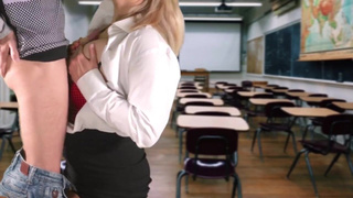Русская учительница сосет молодому студенту перед экзаменом