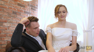 Жених смотрит как невеста сосет член свадебному фотографу
