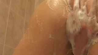 Девушка бреет киску и мастурбирует в ванной