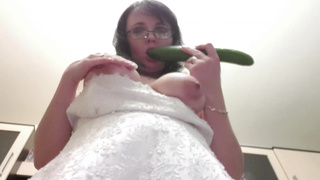Невеста в свадебном платье мастурбирует киску большим огурцом