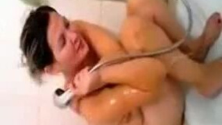 Озабоченный пасынок снимает голую казашку мачеху в ванной