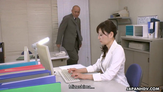 Взрослый бос ебет японскую секретаршу в кабинете на столе