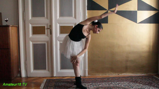 Балерина из Питера показывает растяжку и раздевается