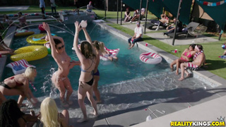 Китаянка с подружками ебутся с мачо у бассейна в отпуске
