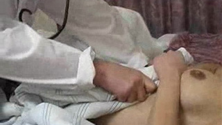 Доктор делает кунилингус больной пациентке Юле и трахает ее