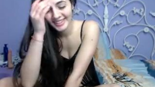 Молодая азербайджанка Айлин дрочит киску пальчиком