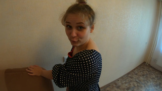 Студент трахает русскую репетиторшу на диване держа за волосы