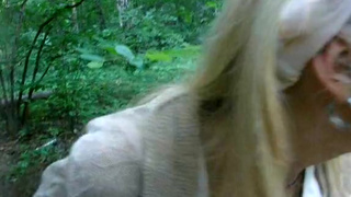 Русская блондинка делает минет своему парню в лесу
