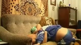 Русская парочка из России шикарно занимается сексом на диване