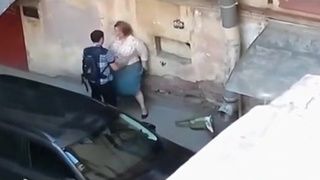 Парень трахает проститутку на улице во дворе