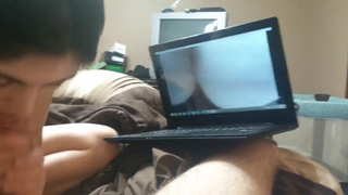 Телка лижет член парня пока он смотрит порнуху