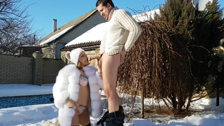 Девка сосет хуй на улице зимой в частном порно