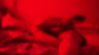 Татуированная сучка получает оргазм в красной комнате
