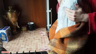 Русское порно видео худой супруги с мужем у кухонного стола раком