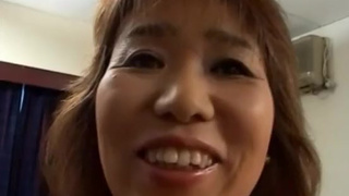Японская мамка Kiriko Nakamoto мастурбирует, отсасывает хуй и ебется