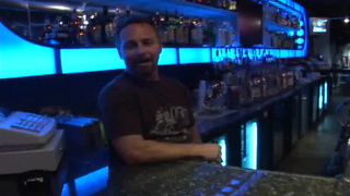 Зрелый мачо долбится в баре с молодой особой