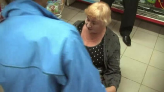 Толстая русская старушка трахается в магазине перед небритым дедом