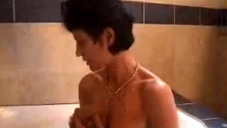 Старое инцест порно с мамой сосущей член сына в ванной