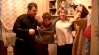 Выпившая пара долбится во время вечеринки в комнате (русское порно)