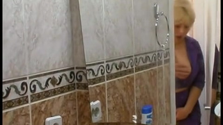 Суровая мама застряла в ванной, пробуя в деле конец сына