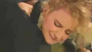 Богатая блондинка-жена в ретро видео трахается с головорезом с большим черным членом