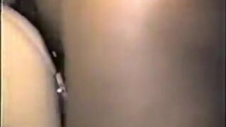 Жена с большой задницей наслаждается черным хуем в любительском видео