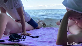 На пляже незнакомец намазал меня кремом и оттрахал на глазах у мужа куколда