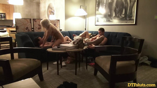 Двойное проникновение получают жены блондинки от своих мужей в отеле