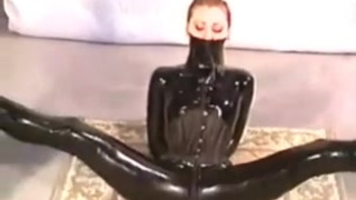 Телочку в черном костюме из латекса связали и сняли на видео