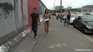 Девушке делают больно в БДСМ порно на улице