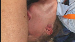 Извращенец жестко трахает в рот молодую девку в общественном туалете